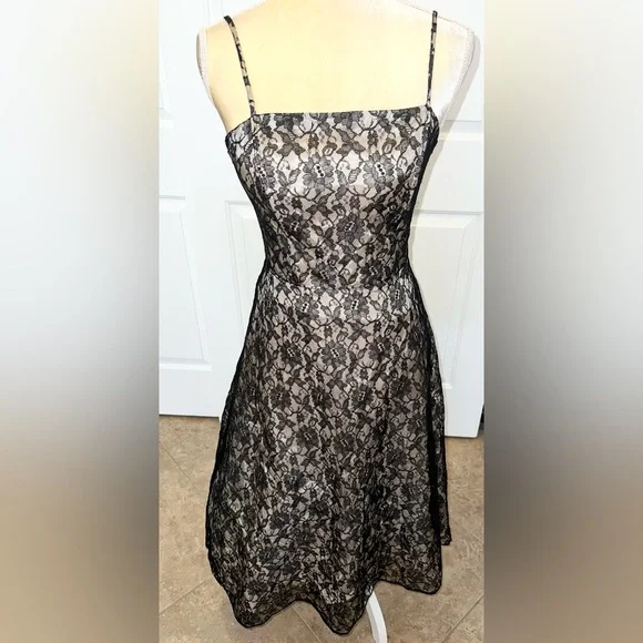 $7 GORGEOUS LACE DRESS SIZE 7/8. $7 IF BUNDLED - Picture 2 of 8